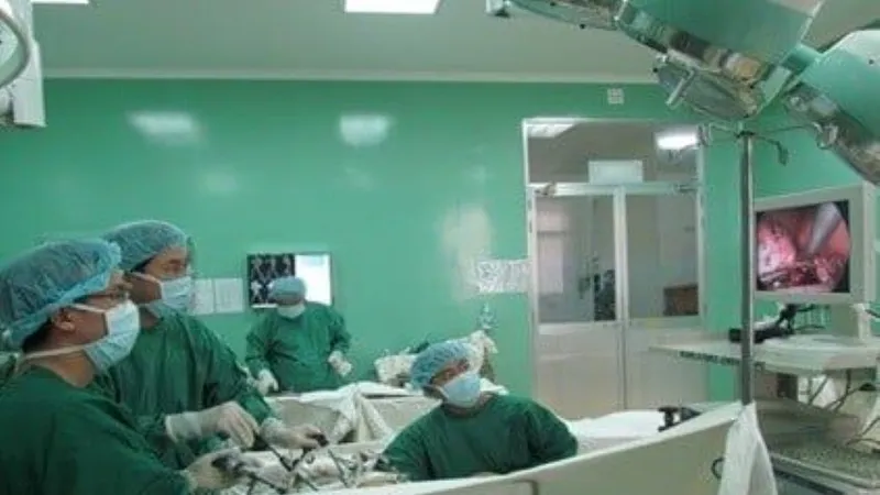 Các bác sĩ phẫu thuật nội soi cắt túi phình khổng lồ cho người bệnh