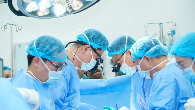 Các bác sĩ ghép tim cho bệnh nhi 15 tuổi bị suy tim giai đoạn cuối