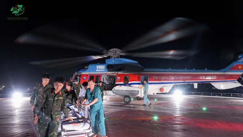 Nhân viên y tế vận chuyển người bệnh từ trực thăng vào khoa cấp cứu điều trị