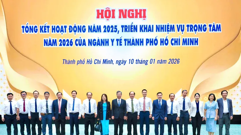 Đồng chí Nguyễn Phước Lộc, Phó Bí thư Thành ủy, Chủ tịch Ủy ban MTTQ Việt Nam TPHCM chụp hình lưu niệm với các đại biểu Ảnh: HOÀNG HÙNG