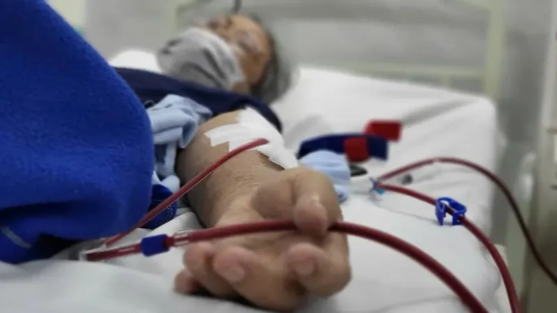 Người bệnh mắc thận mạn lọc máu theo chu kỳ phải chịu áp lực lớn về tài chính