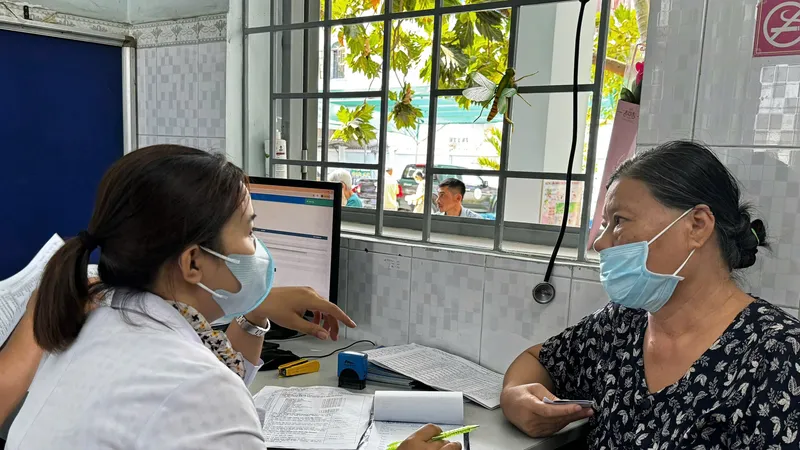 Nhân viên Trạm y tế phường Phước Long (TPHCM) đang thăm khám cho người bệnh