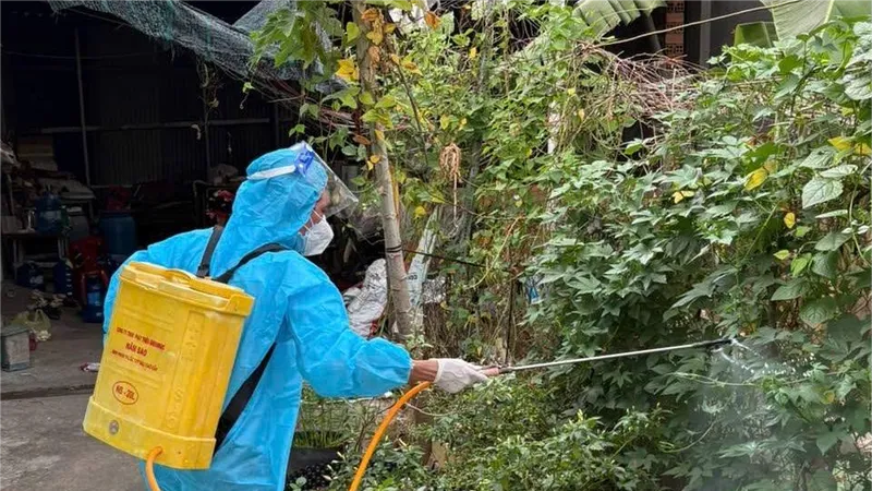 Nhân viên y tế phun thuốc diệt muỗi tại xã Thường Tân