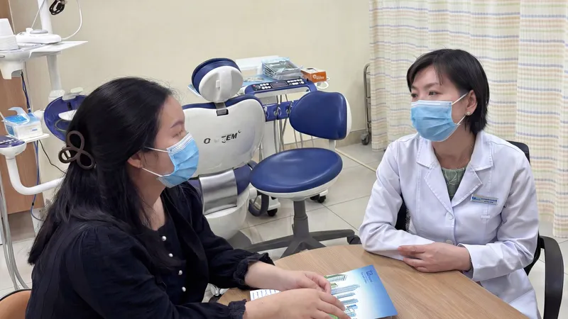 BS-CKI Nguyễn Thị Châu Bản thăm khám và tư vấn cho người bệnh