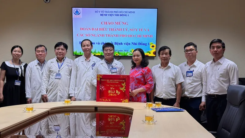 Đồng chí Huỳnh Thị Phúc, Phó Trưởng Đoàn Đại biểu Quốc hội TPHCM thăm, chúc tết Bệnh viện Nhi đồng 1
