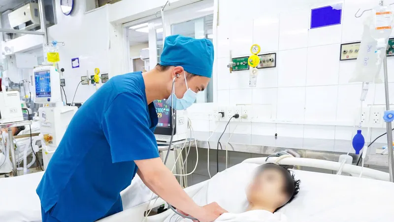 Bác sĩ chăm sóc cho người bệnh