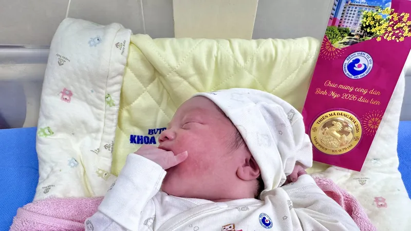 Em bé chào đời đúng giao thừa tại Bệnh viện Từ Dũ được tặng một miếng vàng 24K hình ngựa như lời chúc may mắn đầu đời