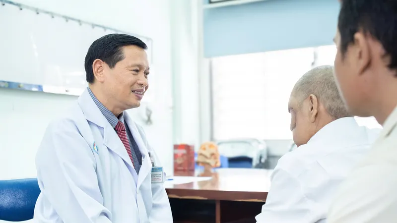 Bác sĩ Bệnh viện Chợ Rẫy thăm khám cho người bệnh