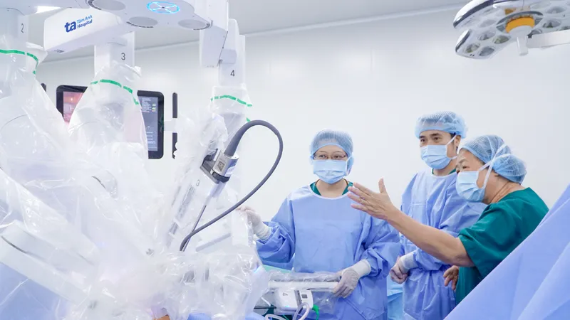 BS-CK2 Nguyễn Bá Mỹ Nhi, Giám đốc Trung tâm Sản Phụ khoa, Bệnh viện Đa khoa Tâm Anh TPHCM (ngoài cùng bìa phải) hướng dẫn êkíp bác sĩ trước khi phẫu thuật bằng robot Da Vinci Xi.