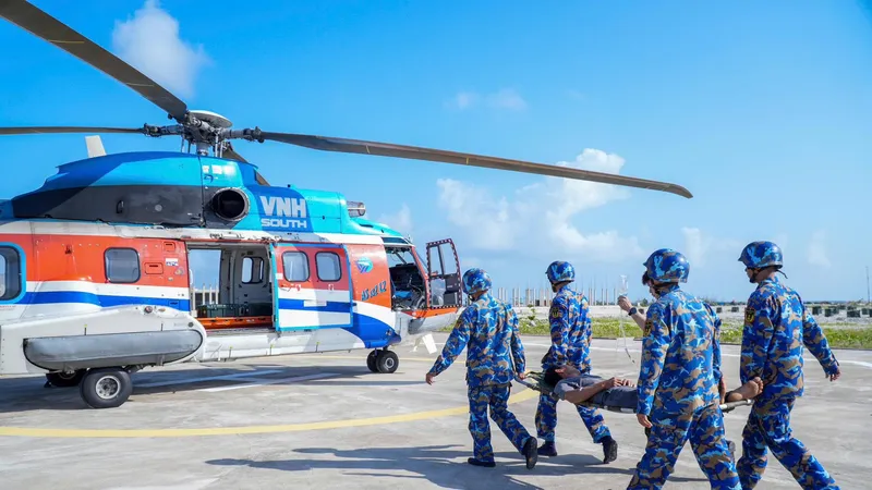 Chuyển người bệnh lên trực thăng.