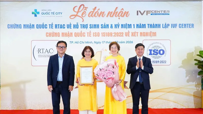ThS-BS Đinh Anh Tuấn, Cục trưởng Cục Bà mẹ và Trẻ em, Bộ Y tế và TS-BS-CK2 Huỳnh Minh Chín, Phó Giám đốc Sở Y tế TPHCM trao chứng nhận RTAC về IVF cho Bệnh viện Quốc tế City.
