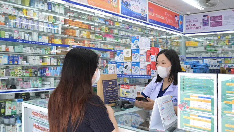 Người dân mua thuốc tại một cửa hàng thuốc trên địa bàn TPHCM
