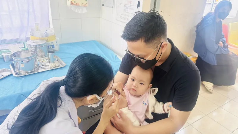 Nhân viên Trạm y tế Phường Thông Tây Hội tiêm vaccine cho trẻ