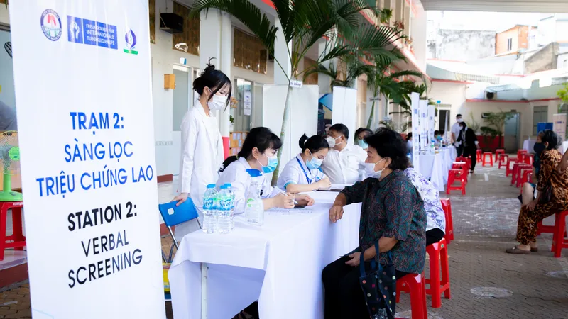 Người dân thực hiện sàng lọc bệnh lao tại cộng đồng