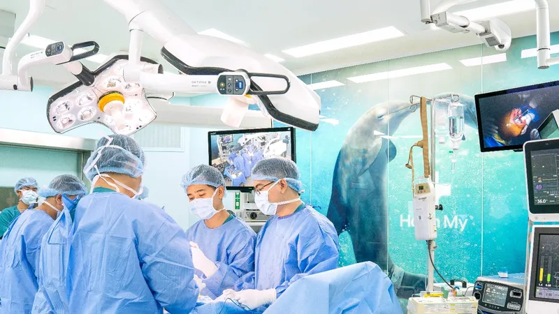 Bác sĩ phẫu thuật cho người bệnh tại phòng mổ thông minh