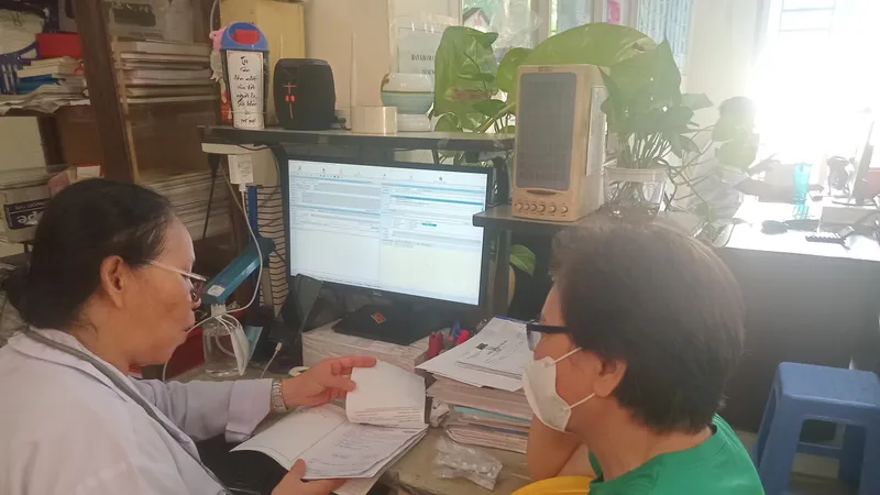 Nhân viên Trạm y tế phường Gò Vấp đang thăm khám cho người dân 