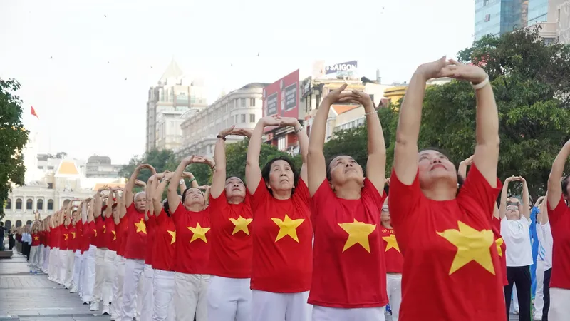 Người dân đồng diễn thể dục dưỡng sinh tại ngày hội