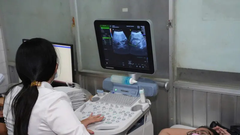 Nhân viên Trạm y tế phường Chợ Lớn siêu âm cho người bệnh