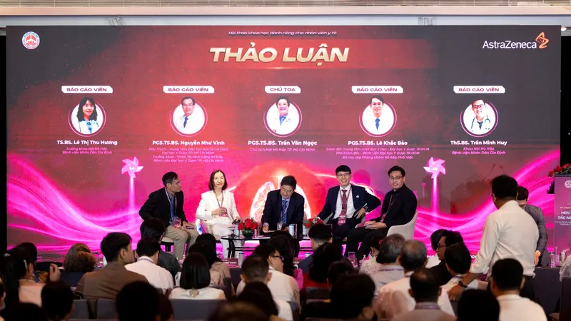 Các chuyên gia thảo luận tại hội nghị