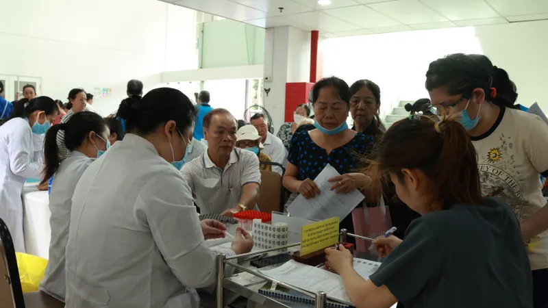 Người dân khám sức khỏe tại điểm khám phường Xuân Hòa vào ngày 5-4