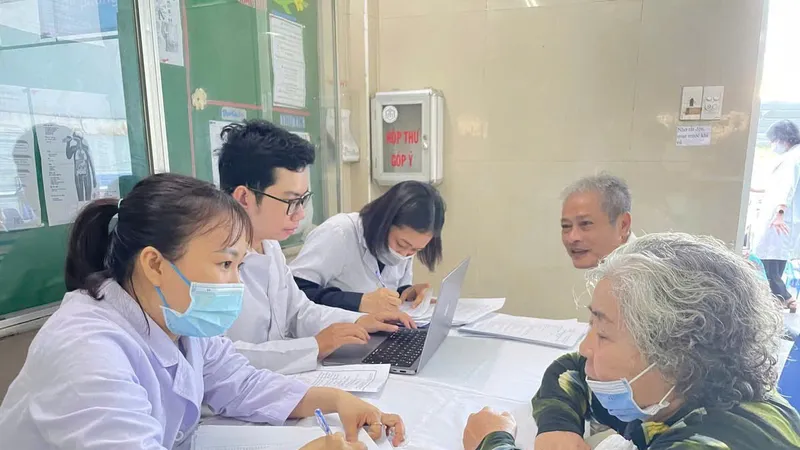 Nhân viên Trạm y tế phường Tân Hưng Thuận khám sức khỏe cho người dân