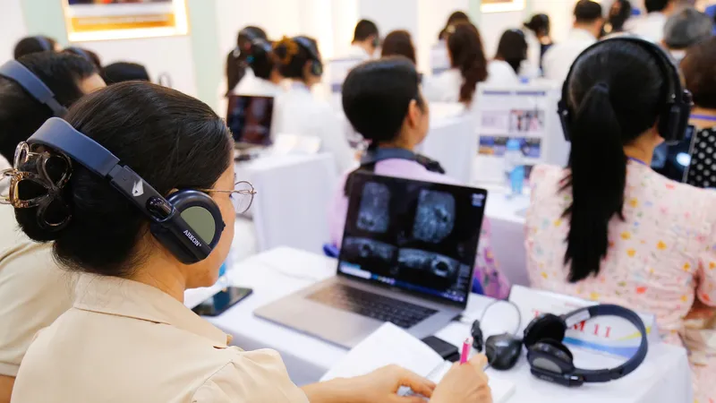 Học viên thao tác trên hệ thống, thực hành đọc và phân tích hình ảnh dưới sự hướng dẫn của chuyên gia