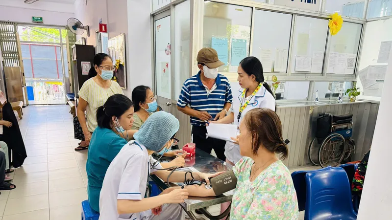 Người dân khám sức khỏe tại Trạm y tế phường Đức Nhuận