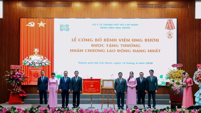 Bệnh viện Ung bướu đón nhận Huân chương lao động hạng Nhất