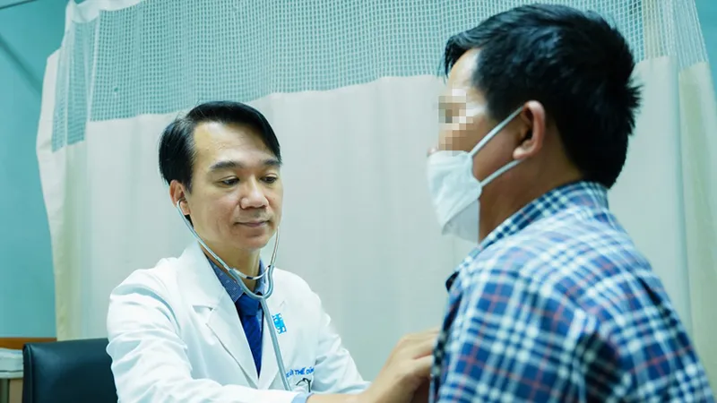 Bác sĩ Bệnh viện Đại học Y Dược TPHCM thăm khám hô hấp cho người bệnh