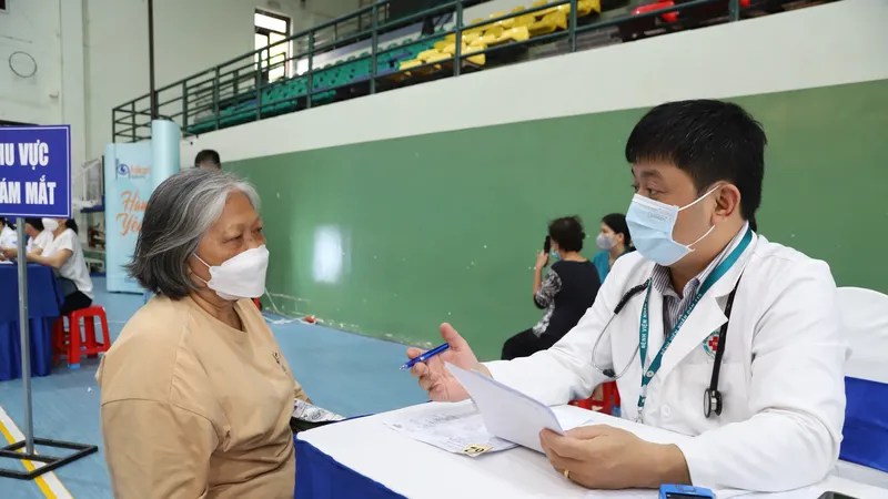 Bác sĩ Bệnh viện Nhân dân 115 thăm khám cho người dân