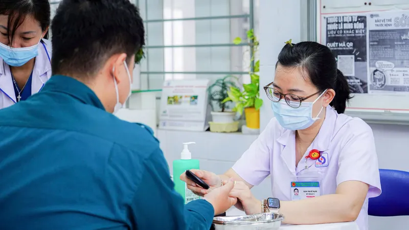 Bác sĩ Bệnh viện Nhân dân Gia Định thăm khám sức khỏe miễn phí cho người dân