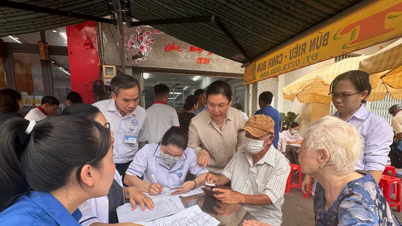 Người dân đăng ký thông tin khám sức khỏe tại Trạm y tế phường Bình Tây