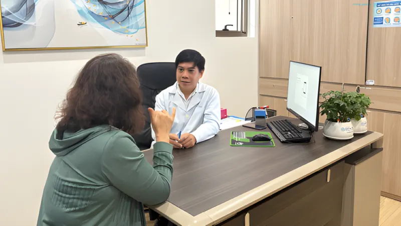 ThS-BS Trần Ngọc Thanh, Phó viện trưởng danh dự Viện Ứng dụng Công nghệ y tế thăm khám cho người bệnh