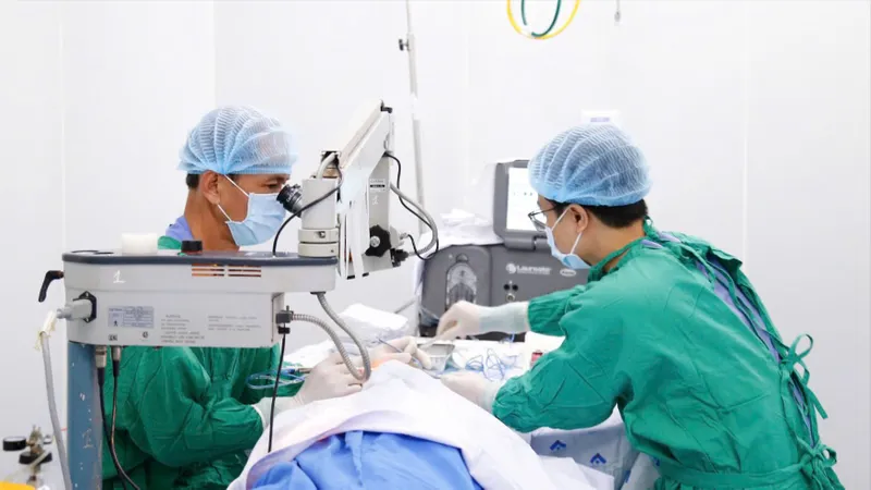 Bác sĩ đang phẫu thuật đục thủy tinh thể cho người bệnh