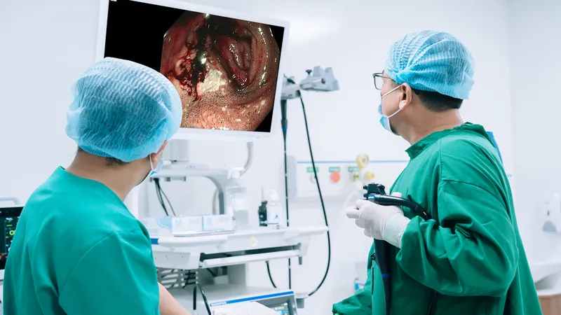 Các bác sĩ Bệnh viện Đa khoa Việt Mỹ đang nội soi cho người bệnh
