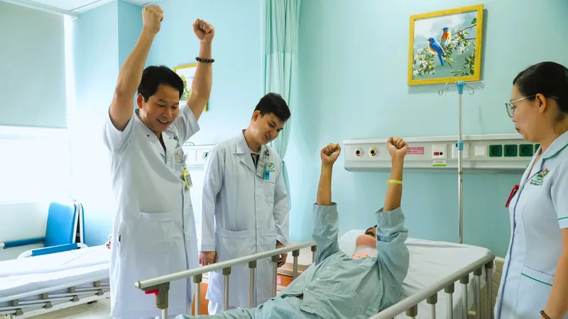 Bác sĩ thăm khám và hướng dẫn người bệnh các bài tập phục hồi chức năng tại giường (Ảnh: BVCC)