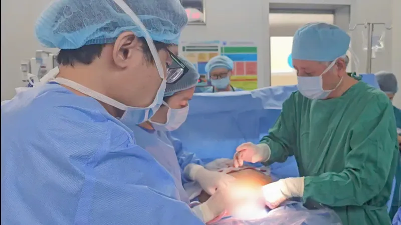 BS-CK2 Trần Ngọc Hải, Giám đốc Bệnh viện Từ Dũ phẫu thuật cho sản phụ