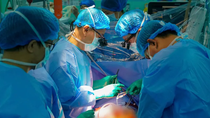 Các bác sĩ thực hiện ghép tim cho người bệnh