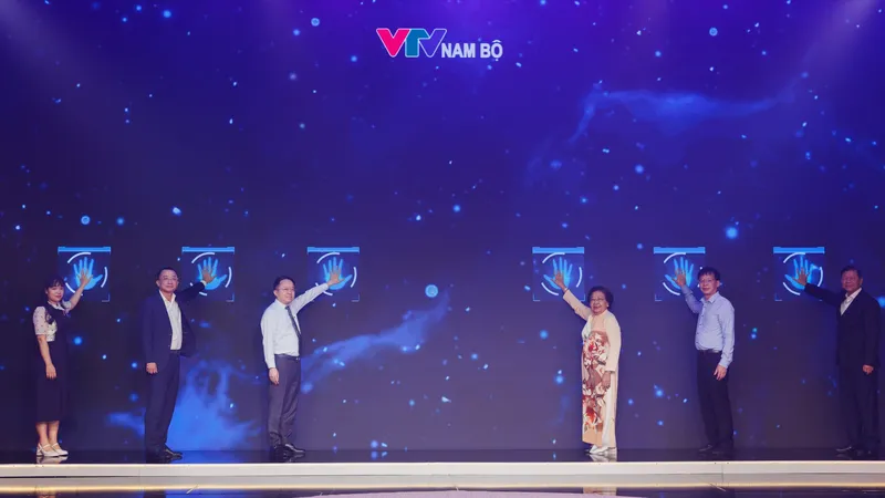 Các đại biểu thực hiện nghi thức phát động