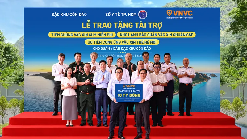 Đồng chí Nguyễn Phước Lộc, Phó Bí thư Thành ủy, Chủ tịch Ủy ban MTTQ Việt Nam TPHCM cùng đại diện các sở, ban, ngành, lực lượng cảnh sát biển chứng kiến Lễ trao tặng Gói tài trợ của VNVC tại Đặc khu Côn Đảo. Ảnh: Minh Trung