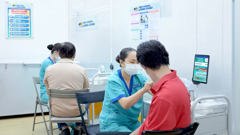 Người dân tiêm vaccine cúm tại Trung tâm tiêm chủng Long Châu