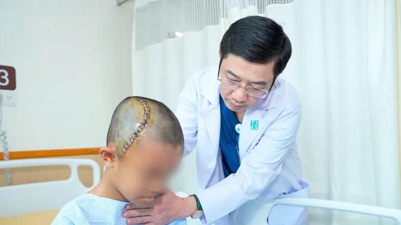 Bác sĩ thăm khám cho bệnh nhi sau phẫu thuật