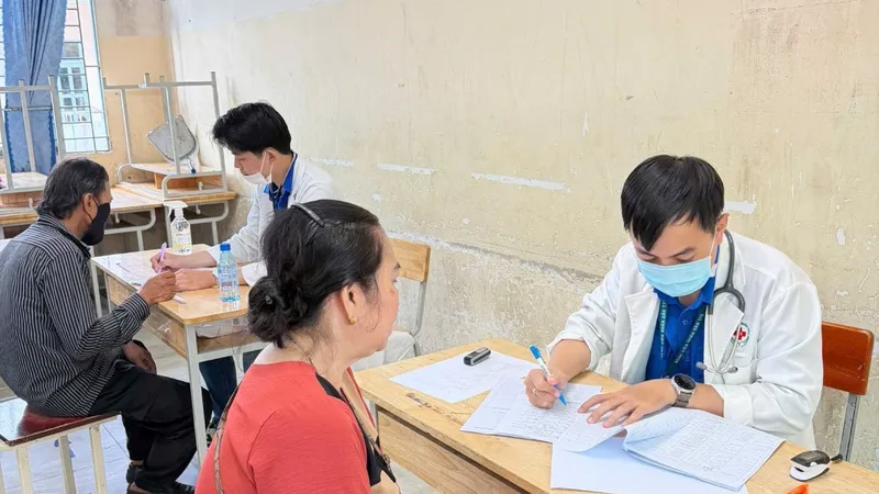 Bác sĩ Bệnh viện Nhân dân 115 khám sức khỏe cho người dân