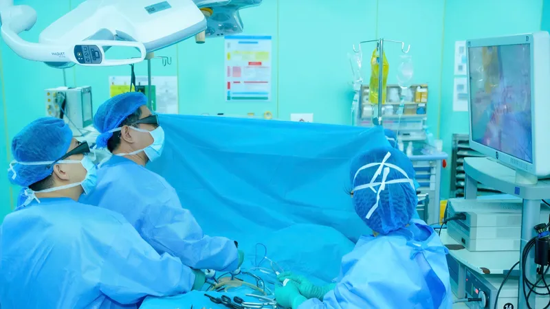 Bác sĩ thực hiện ghép thận cho người bệnh