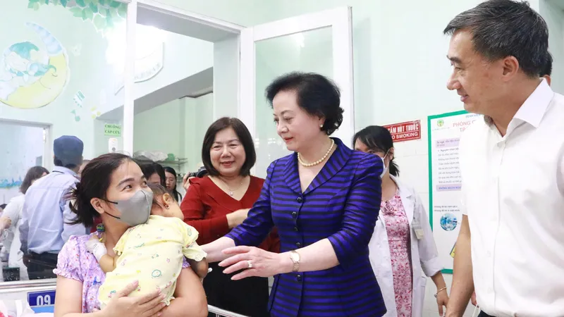 Phó Thủ tướng Phạm Thị Thanh Trà thăm, tặng quà cho bệnh nhi đang điều trị tại Bệnh viện Nhi đồng 2