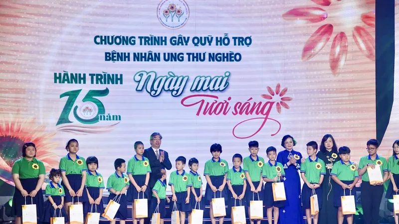 Phó Thủ tướng Chính phủ Phạm Thị Thanh Trà, Bộ trưởng Bộ Y tế Đào Hồng Lan và Phó Bí thư Thành ủy Nguyễn Phước Lộc trao tặng quà cho các bệnh nhi ung thư