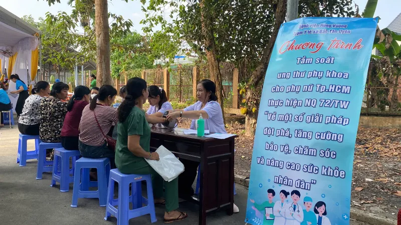 Bác sĩ Bệnh viện Hùng Vương thăm khám cho người dân