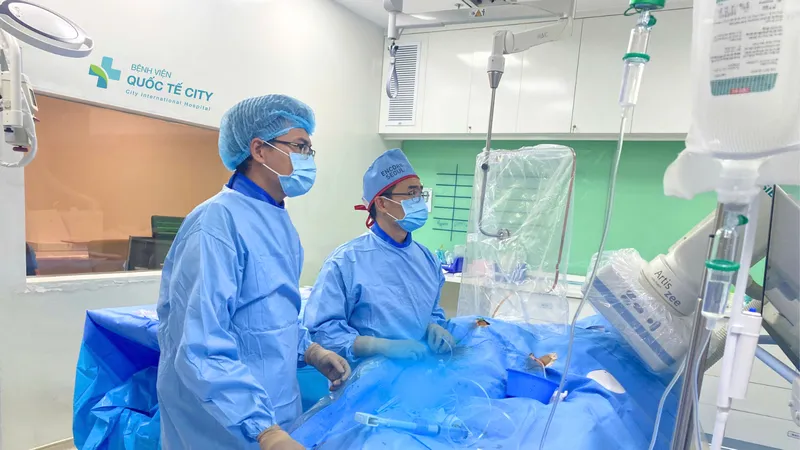 Các bác sĩ phẫu thuật cho người bệnh