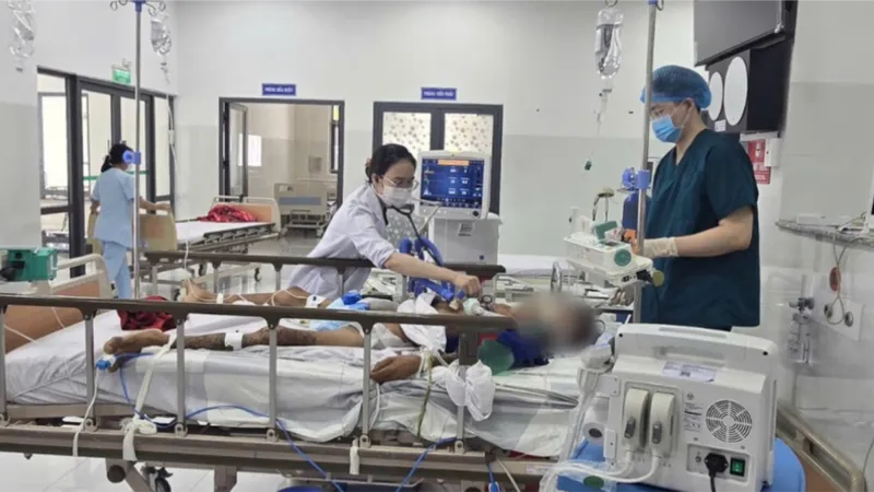 Các bác sĩ luân phiên công tác tại Côn Đảo cấp cứu cho người bệnh 