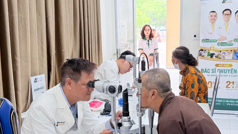 BS Nguyễn Trần Quốc Hoàng - Giám đốc Bệnh viện Mắt Á Châu kiểm tra mắt cho người dân